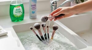 The hot water + dish soap that cleans brushes fast : how it dissolves hairspray